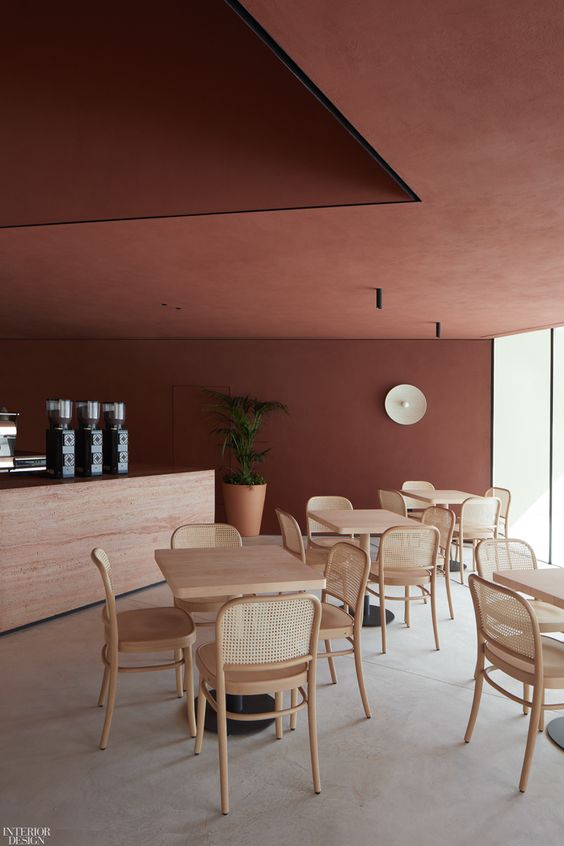 咖啡廳中的工作區以及客人座位區，設計以互不干擾為主