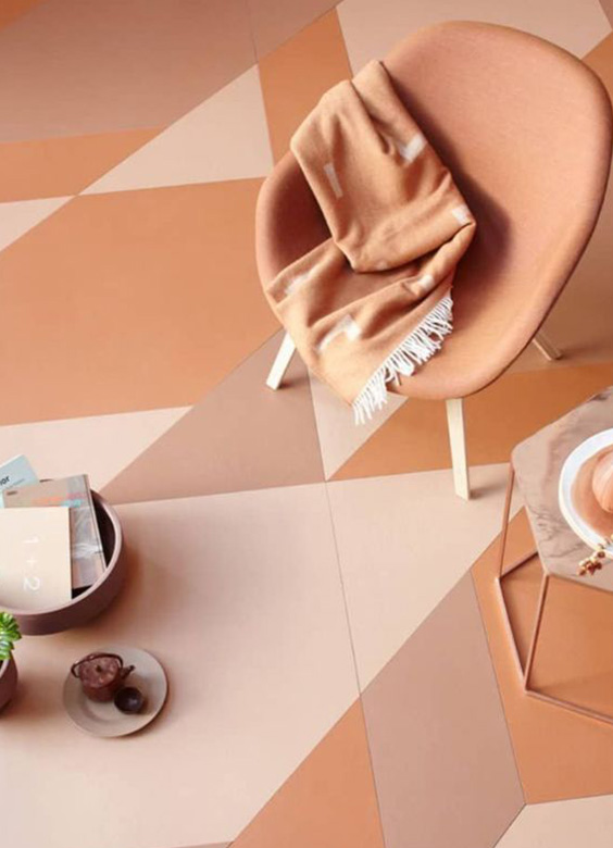 運用家具飾品、布藝織品來為空間植入Peach Fuzz 柔和桃色也是個好方法！
