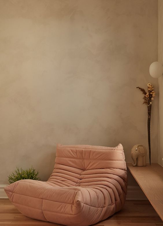 運用家具飾品、布藝織品來為空間植入Peach Fuzz 柔和桃色也是個好方法！