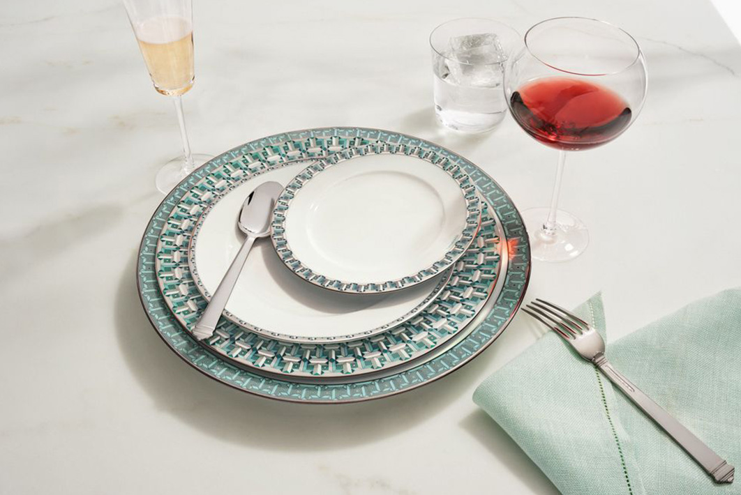 餐瓷盤的周邊具有精緻的鑲邊圖騰。