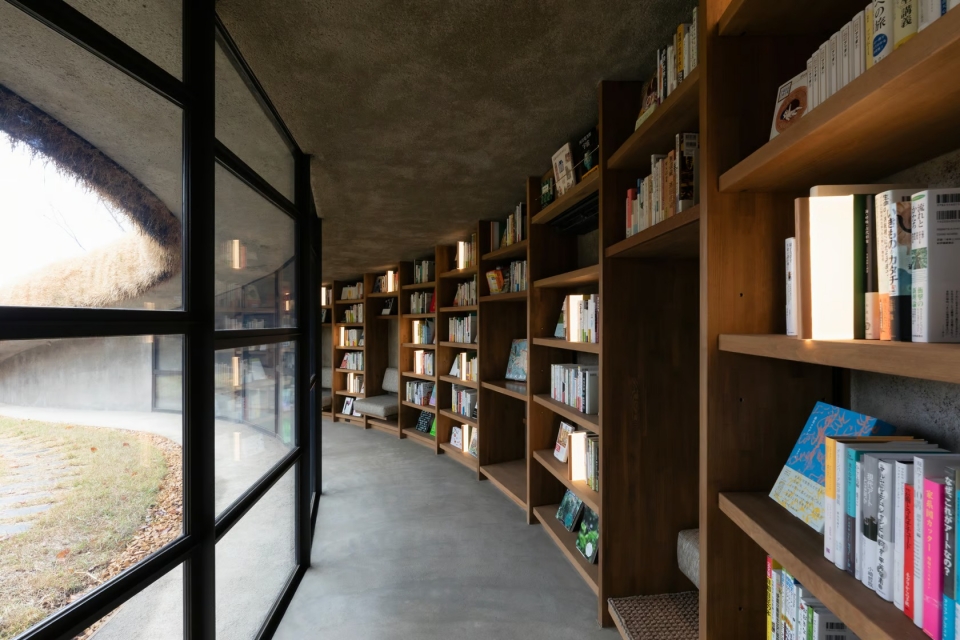隱於大地之中的圖書館：KURKKU FIELDS