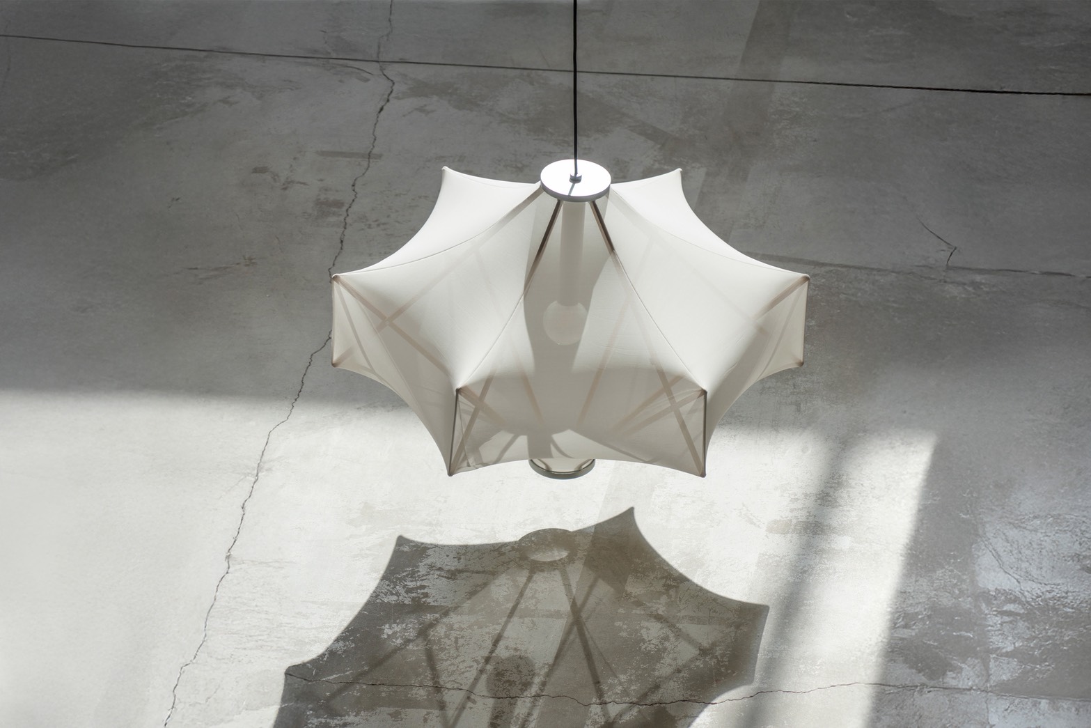 軟裝設計師帶您解讀 Samuel Wilkinson 的「Sorpresa」驚喜燈:極簡體積下的永續美學投資